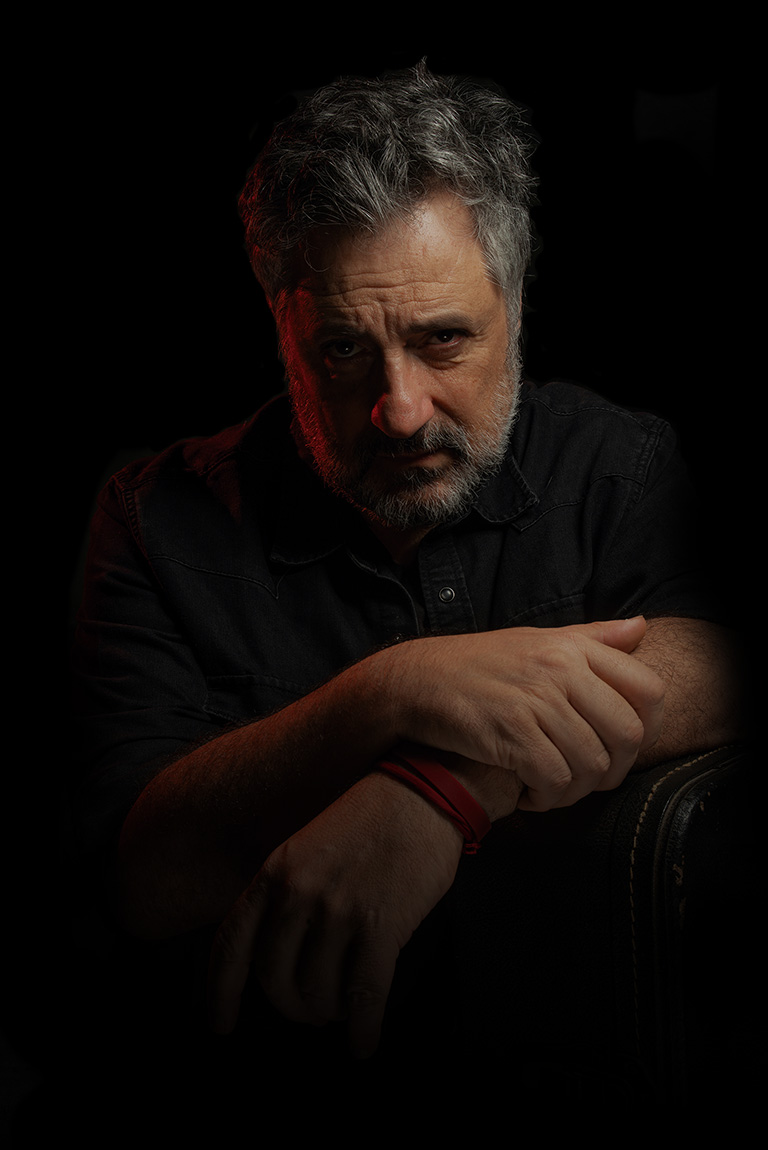 Garo Arakelian músico y compositor uruguayo - Retrato oficial y foto de fondo disco Milonga de Quirón (Bizarro, 2025)